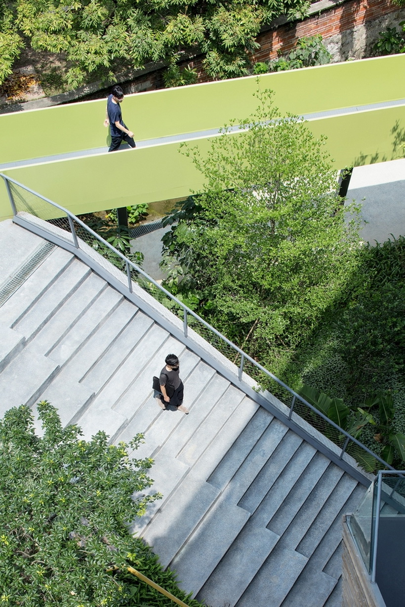 12-Outdoor_staircase_and_floating_bridge.jpg