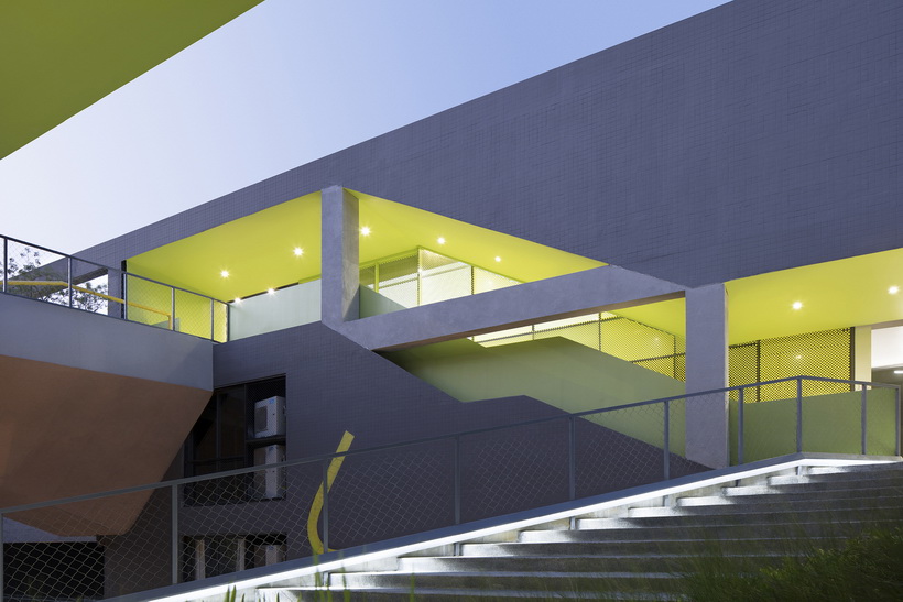 06-Continuous_climbing_walkway_links_and_runs_to_the_roof-top_garden.jpg