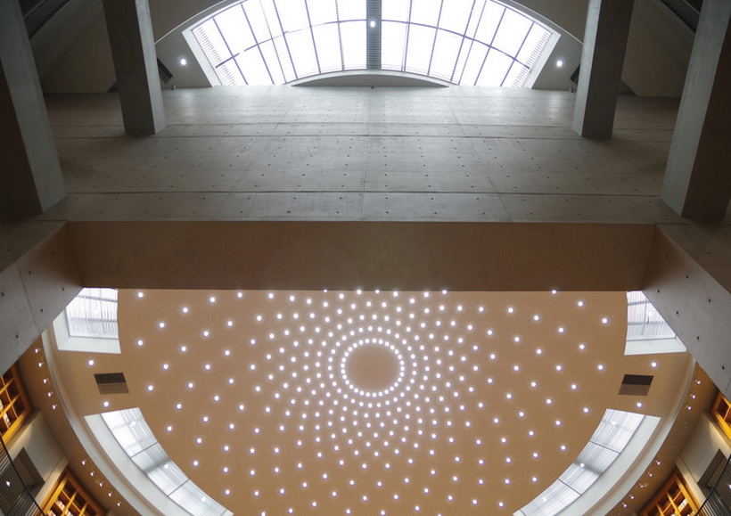 1541146809267318.jpg The_ceiling_dotted_with_delicate_lights.jpg