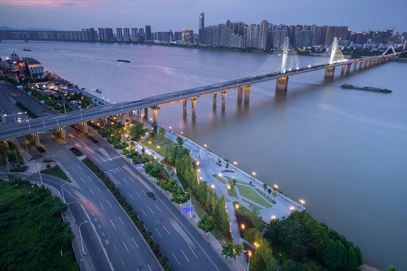 7-Changsha-Xiang-River-West-Bank-Commercial-Tourism-Landscape-Zone-China-by-GVL-960x639.jpg
