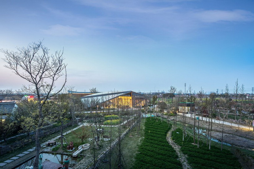 001-New-Pastoralism%E2%80%99s-Lecture-Hall-Yangshan-Town-Wuxi-City-China-by-SYN-architects-960x640.jpg
